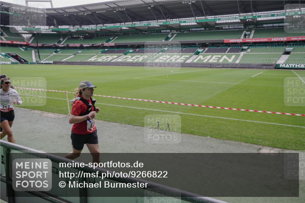 05.10.2025 - 20. swb-Marathon Bremen Michael Burmester http://msf.ph/oto/9266822 05.10.2025 12:29:19 Laufen im Stadion 17, 18, 632, 733, 742, 871, 940, 1063, 1688, 2253, 7751, 62, 2179 meine-sportfotos.de
