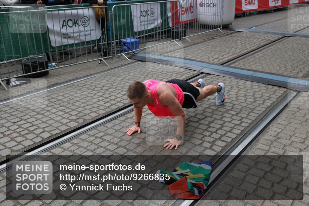 05.10.2025 - 20. swb-Marathon Bremen Yannick Fuchs http://msf.ph/oto/9266835 05.10.2025 12:08:58 Ziel 408 meine-sportfotos.de