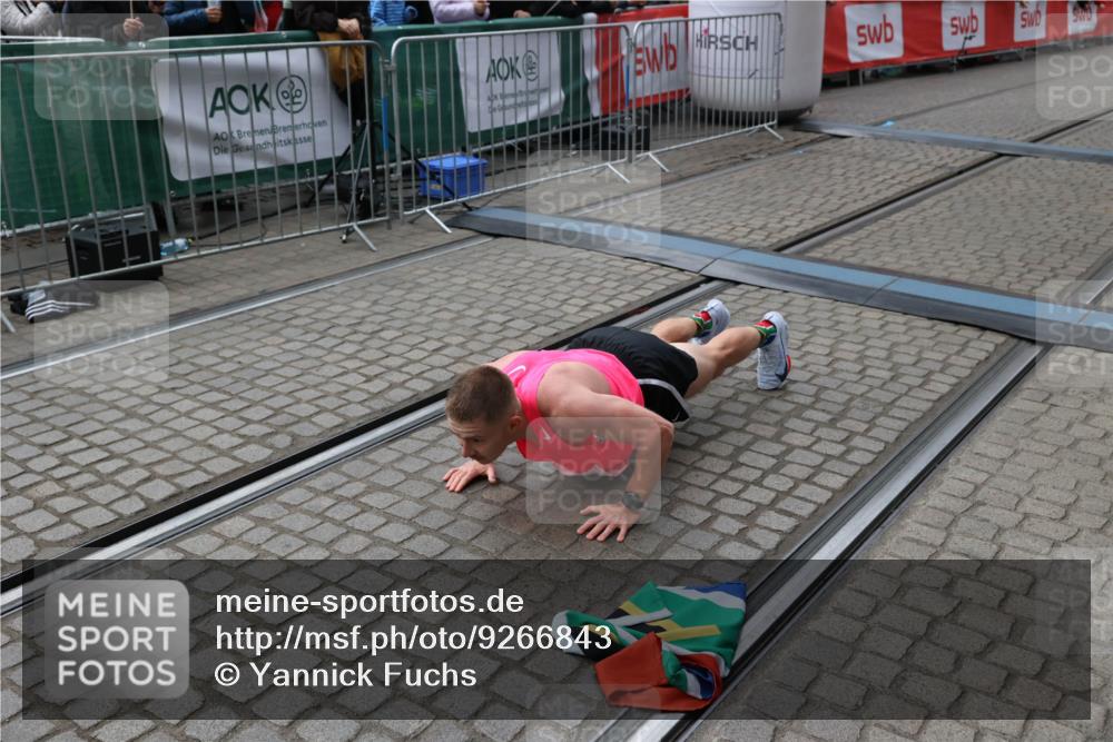 05.10.2025 - 20. swb-Marathon Bremen Yannick Fuchs http://msf.ph/oto/9266843 05.10.2025 12:08:58 Ziel 408 meine-sportfotos.de