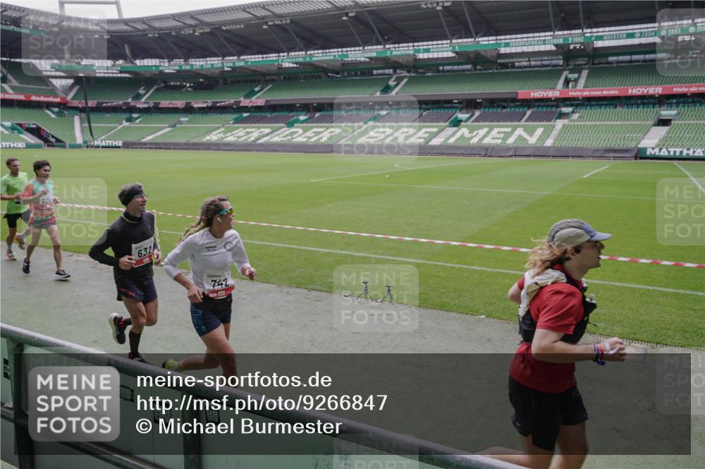 05.10.2025 - 20. swb-Marathon Bremen Michael Burmester http://msf.ph/oto/9266847 05.10.2025 12:29:20 Laufen im Stadion 17, 18, 632, 733, 742, 871, 940, 1063, 1688, 2253, 7751, 62, 2179 meine-sportfotos.de