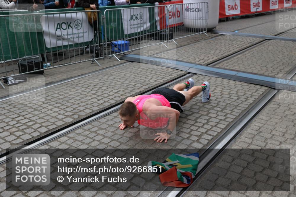 05.10.2025 - 20. swb-Marathon Bremen Yannick Fuchs http://msf.ph/oto/9266851 05.10.2025 12:08:58 Ziel 408 meine-sportfotos.de