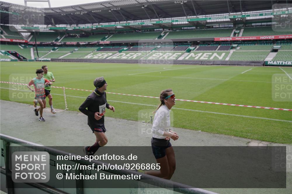 05.10.2025 - 20. swb-Marathon Bremen Michael Burmester http://msf.ph/oto/9266865 05.10.2025 12:29:20 Laufen im Stadion 17, 18, 632, 733, 742, 871, 940, 1063, 1688, 2253, 7751, 62, 2179 meine-sportfotos.de