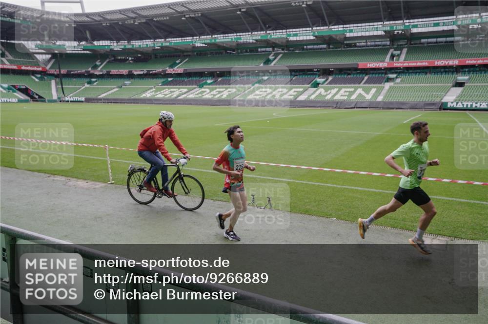 05.10.2025 - 20. swb-Marathon Bremen Michael Burmester http://msf.ph/oto/9266889 05.10.2025 12:29:22 Laufen im Stadion 17, 18, 632, 733, 742, 871, 940, 1063, 1688, 2253, 7751, 62, 2179 meine-sportfotos.de
