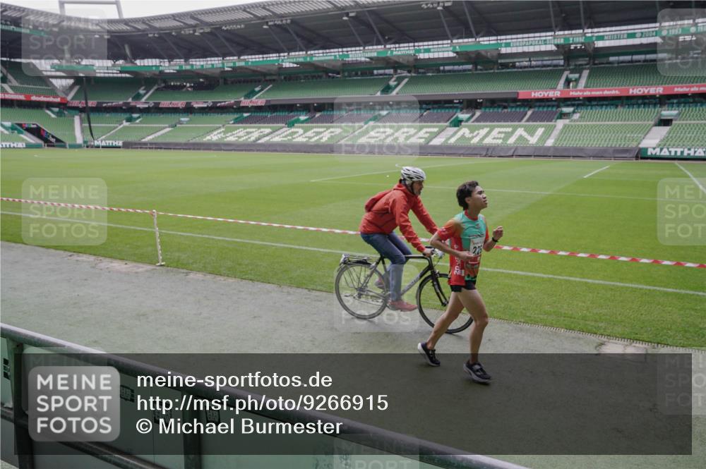 05.10.2025 - 20. swb-Marathon Bremen Michael Burmester http://msf.ph/oto/9266915 05.10.2025 12:29:22 Laufen im Stadion 17, 18, 632, 733, 742, 871, 940, 1063, 1688, 2253, 7751, 62, 2179 meine-sportfotos.de