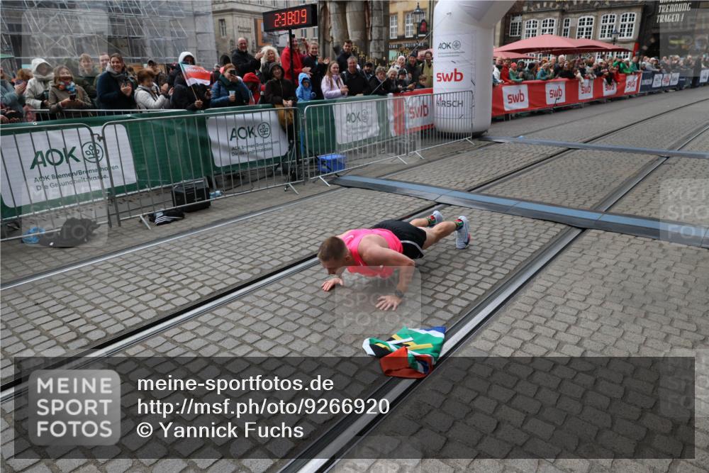 05.10.2025 - 20. swb-Marathon Bremen Yannick Fuchs http://msf.ph/oto/9266920 05.10.2025 12:08:59 Ziel  meine-sportfotos.de