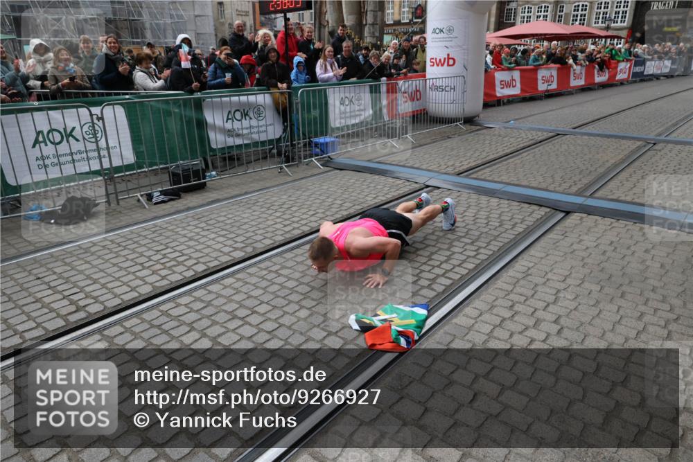 05.10.2025 - 20. swb-Marathon Bremen Yannick Fuchs http://msf.ph/oto/9266927 05.10.2025 12:08:59 Ziel  meine-sportfotos.de