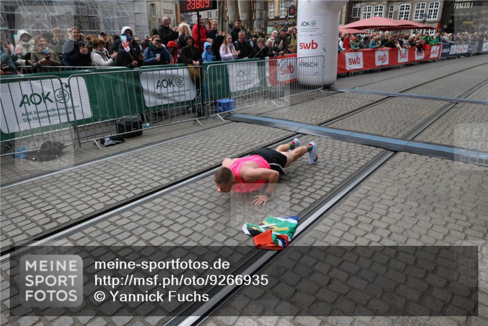 05.10.2025 - 20. swb-Marathon Bremen Yannick Fuchs http://msf.ph/oto/9266935 05.10.2025 12:08:59 Ziel  meine-sportfotos.de
