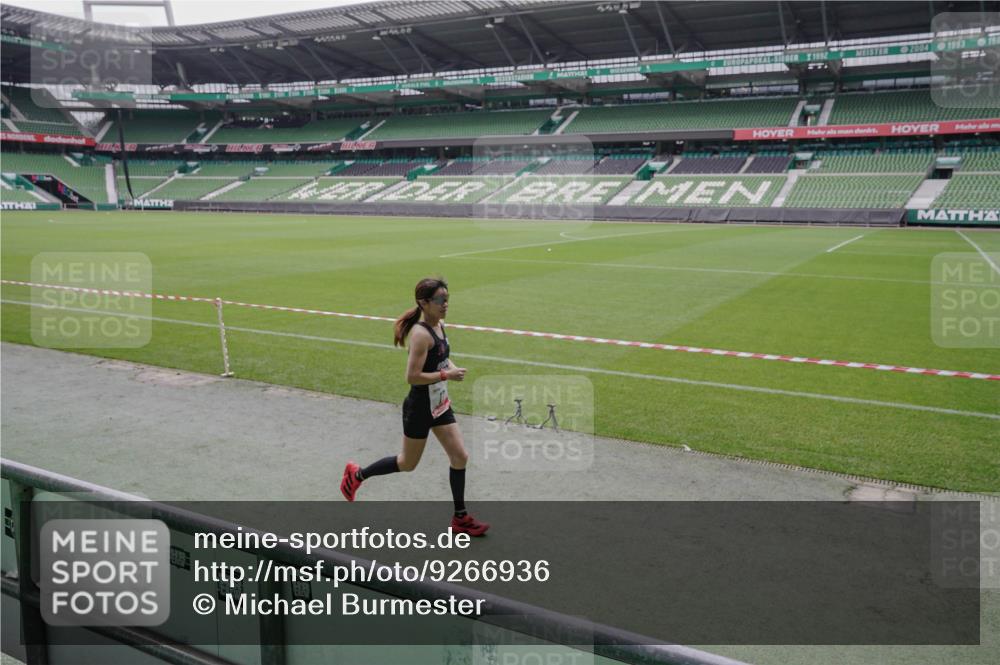 05.10.2025 - 20. swb-Marathon Bremen Michael Burmester http://msf.ph/oto/9266936 05.10.2025 12:29:26 Laufen im Stadion 17, 18, 632, 733, 742, 871, 940, 1063, 1688, 2253, 7751, 62, 2179 meine-sportfotos.de