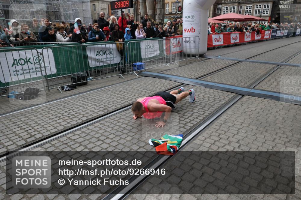 05.10.2025 - 20. swb-Marathon Bremen Yannick Fuchs http://msf.ph/oto/9266946 05.10.2025 12:08:59 Ziel  meine-sportfotos.de