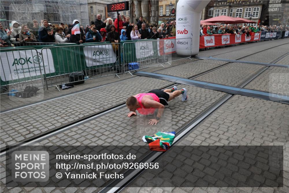 05.10.2025 - 20. swb-Marathon Bremen Yannick Fuchs http://msf.ph/oto/9266956 05.10.2025 12:08:59 Ziel  meine-sportfotos.de