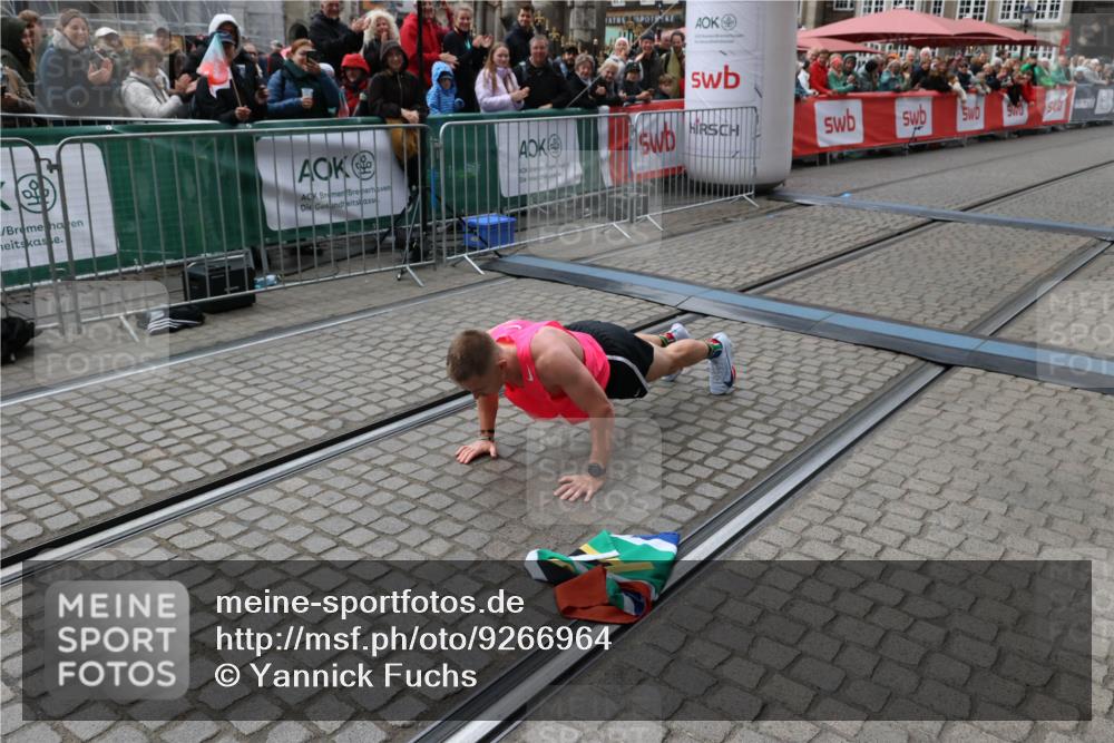 05.10.2025 - 20. swb-Marathon Bremen Yannick Fuchs http://msf.ph/oto/9266964 05.10.2025 12:08:59 Ziel  meine-sportfotos.de
