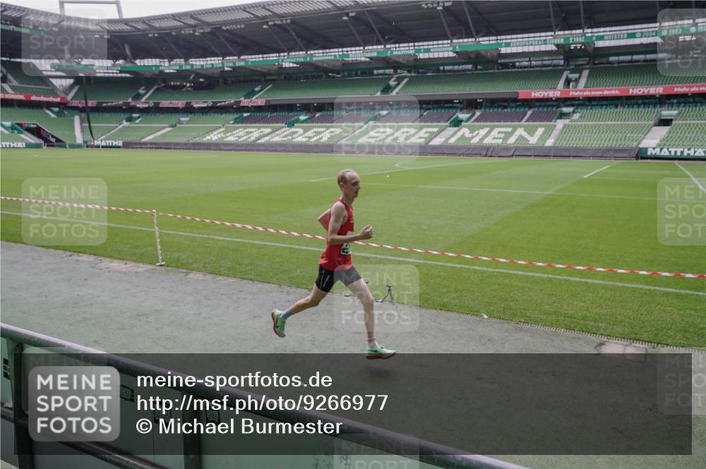 05.10.2025 - 20. swb-Marathon Bremen Michael Burmester http://msf.ph/oto/9266977 05.10.2025 12:30:06 Laufen im Stadion 17, 1063, 5060, 7751, 18, 632, 742, 871, 2253 meine-sportfotos.de