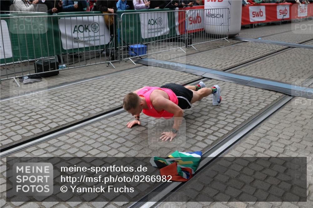 05.10.2025 - 20. swb-Marathon Bremen Yannick Fuchs http://msf.ph/oto/9266982 05.10.2025 12:08:59 Ziel  meine-sportfotos.de