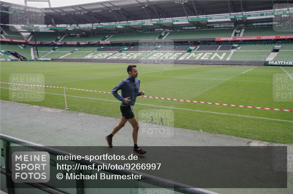 05.10.2025 - 20. swb-Marathon Bremen Michael Burmester http://msf.ph/oto/9266997 05.10.2025 12:30:24 Laufen im Stadion 603, 618, 999, 1565, 5060, 17, 1063, 7751 meine-sportfotos.de