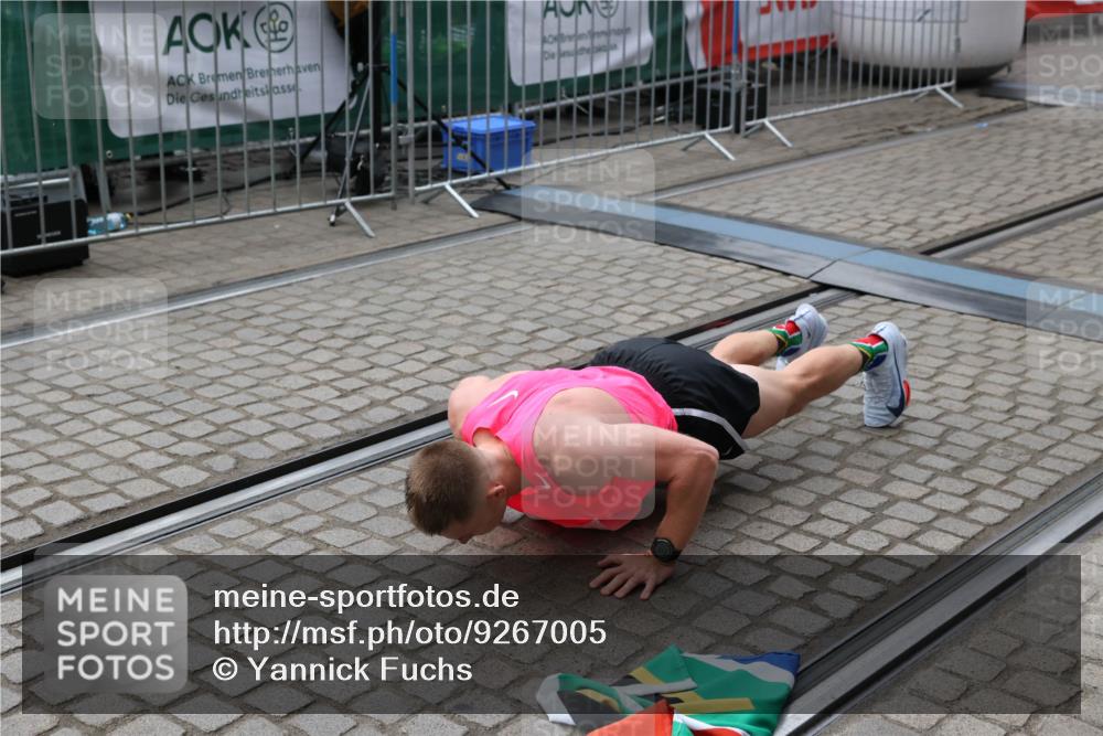 05.10.2025 - 20. swb-Marathon Bremen Yannick Fuchs http://msf.ph/oto/9267005 05.10.2025 12:09:00 Ziel  meine-sportfotos.de