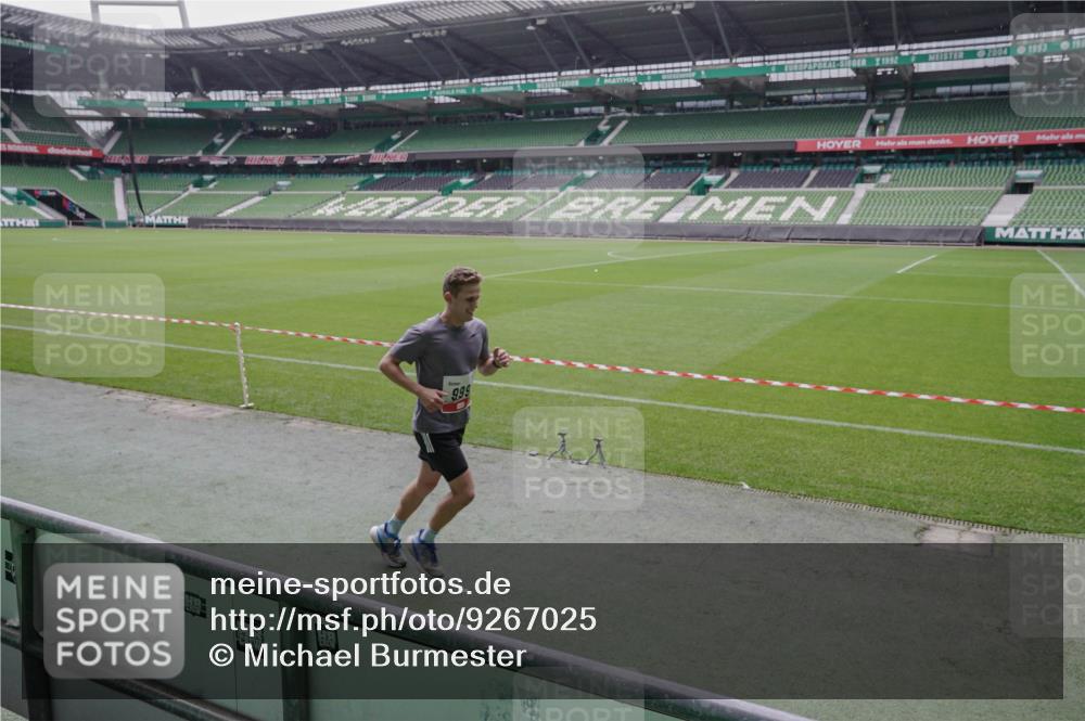 05.10.2025 - 20. swb-Marathon Bremen Michael Burmester http://msf.ph/oto/9267025 05.10.2025 12:30:36 Laufen im Stadion 419, 426, 603, 618, 999, 1565, 1647, 2056, 2133, 5060, 7751 meine-sportfotos.de