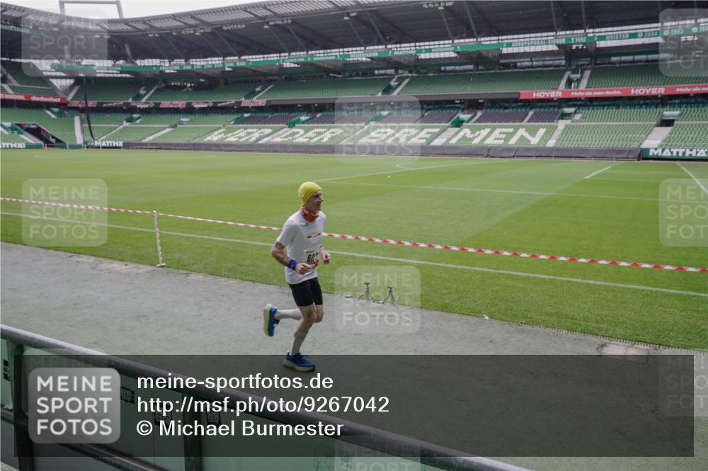 05.10.2025 - 20. swb-Marathon Bremen Michael Burmester http://msf.ph/oto/9267042 05.10.2025 12:30:38 Laufen im Stadion 419, 426, 603, 618, 999, 1565, 1647, 2056, 2133, 5060, 7751 meine-sportfotos.de