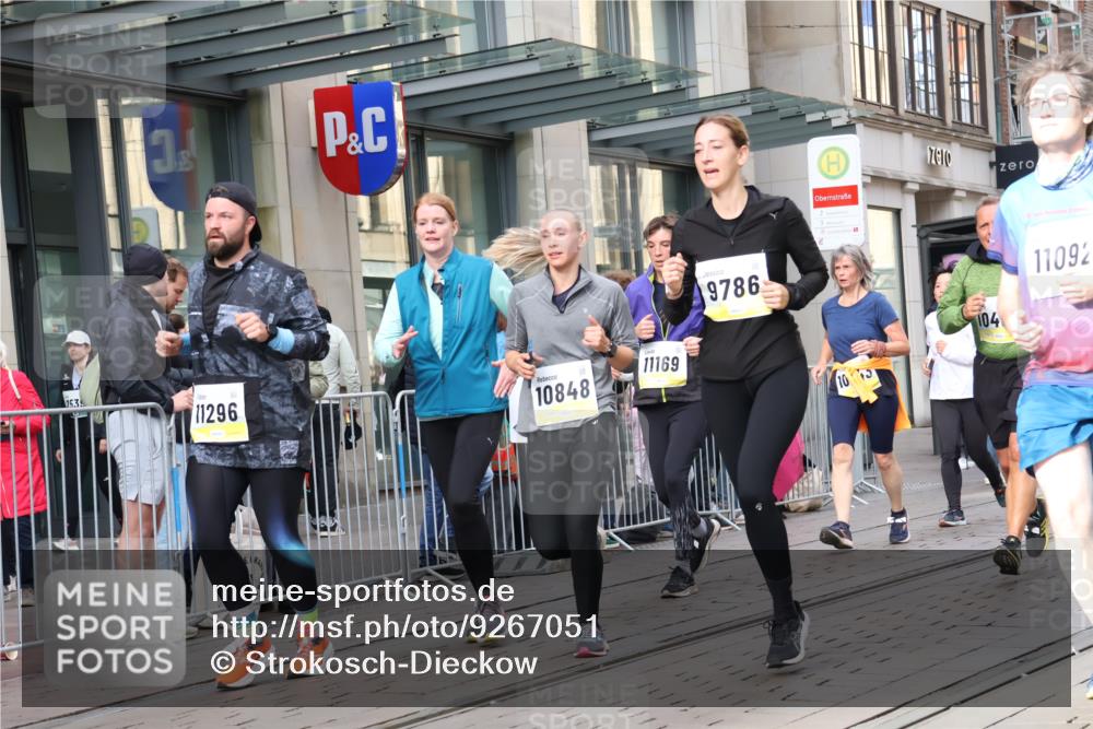05.10.2025 - 20. swb-Marathon Bremen Strokosch-Dieckow http://msf.ph/oto/9267051 05.10.2025 11:05:51 Ziel 7979, 9205, 9228, 9355, 9387, 9438, 9523, 9712, 9786, 9931, 10081, 10095, 10100, 10101, 10152, 10192, 10243, 10249, 10374, 10404, 10462, 10587, 10597, 10623, 10848, 11065, 11092, 11134, 11169, 11231, 11233, 11296, 11425, 11433, 11468, 11525, 7979, 9205, 9228, 9355, 9387, 9438, 9523, 9712, 9786, 9931, 10081, 10095, 10100, 10101, 10152, 10192, 10243, 10249, 10374, 10404, 10462, 10587, 10597, 10623, 10848, 11065, 11092, 11134, 11169, 11425, 11468 meine-sportfotos.de