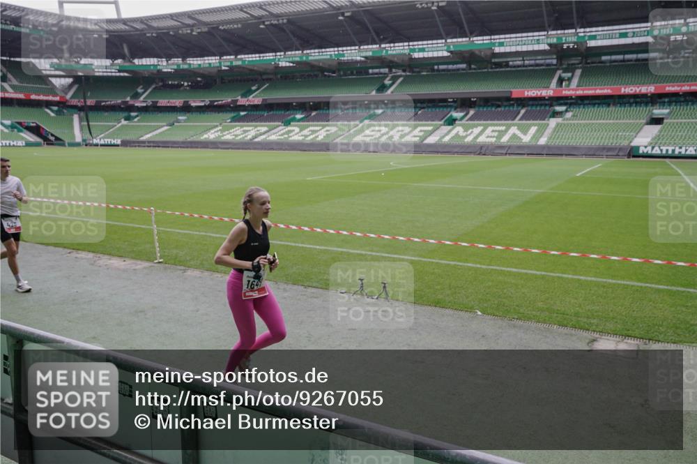 05.10.2025 - 20. swb-Marathon Bremen Michael Burmester http://msf.ph/oto/9267055 05.10.2025 12:30:40 Laufen im Stadion 419, 426, 603, 618, 999, 1565, 1647, 2056, 2133, 5060 meine-sportfotos.de