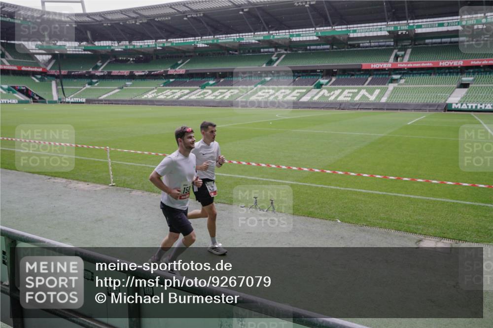 05.10.2025 - 20. swb-Marathon Bremen Michael Burmester http://msf.ph/oto/9267079 05.10.2025 12:30:42 Laufen im Stadion 419, 426, 603, 618, 999, 1293, 1565, 1647, 2056, 2133, 5060 meine-sportfotos.de