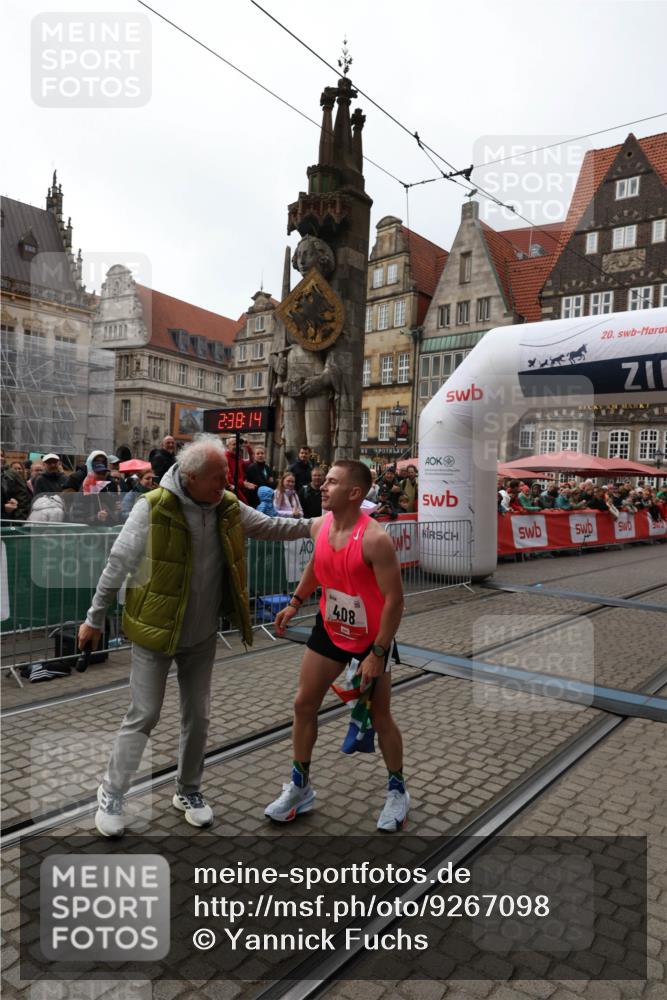 05.10.2025 - 20. swb-Marathon Bremen Yannick Fuchs http://msf.ph/oto/9267098 05.10.2025 12:09:03 Ziel  meine-sportfotos.de