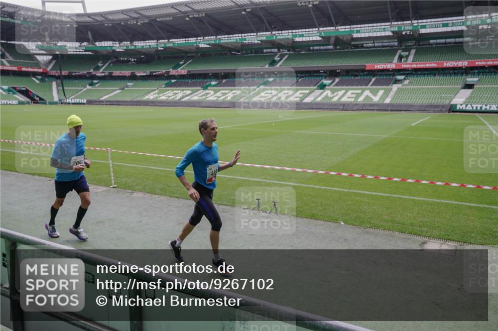 05.10.2025 - 20. swb-Marathon Bremen Michael Burmester http://msf.ph/oto/9267102 05.10.2025 12:30:43 Laufen im Stadion 419, 426, 603, 618, 999, 1293, 1565, 1647, 2056, 2133, 5060 meine-sportfotos.de
