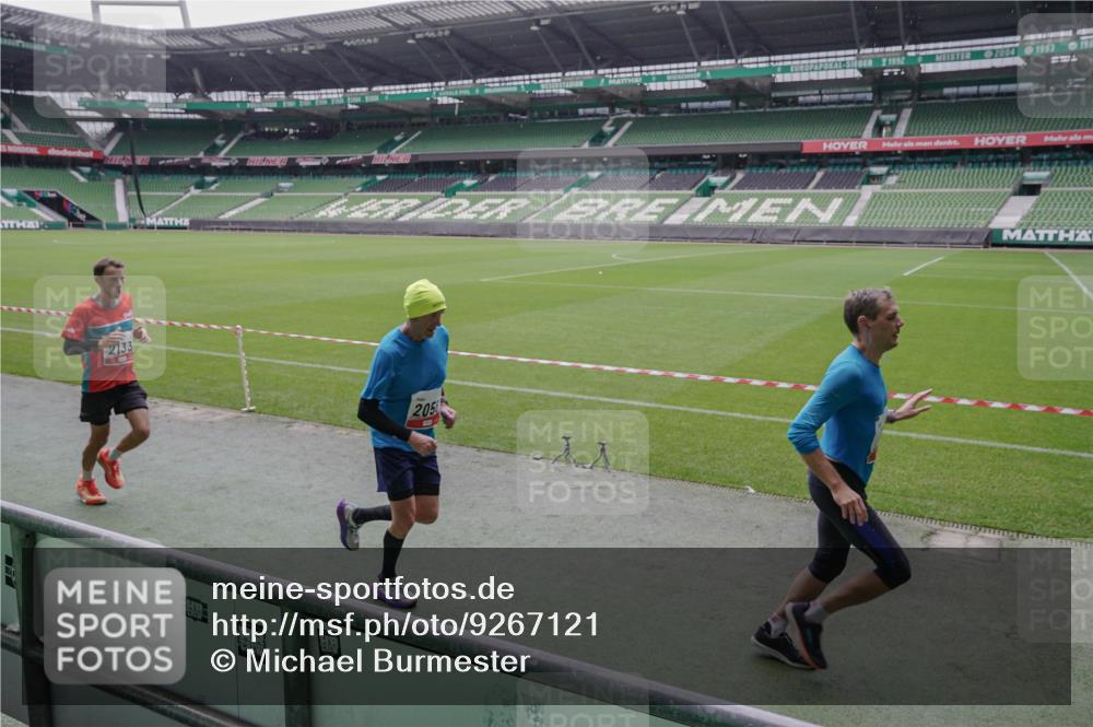 05.10.2025 - 20. swb-Marathon Bremen Michael Burmester http://msf.ph/oto/9267121 05.10.2025 12:30:44 Laufen im Stadion 419, 426, 603, 618, 999, 1293, 1565, 1647, 2056, 2133, 5060 meine-sportfotos.de