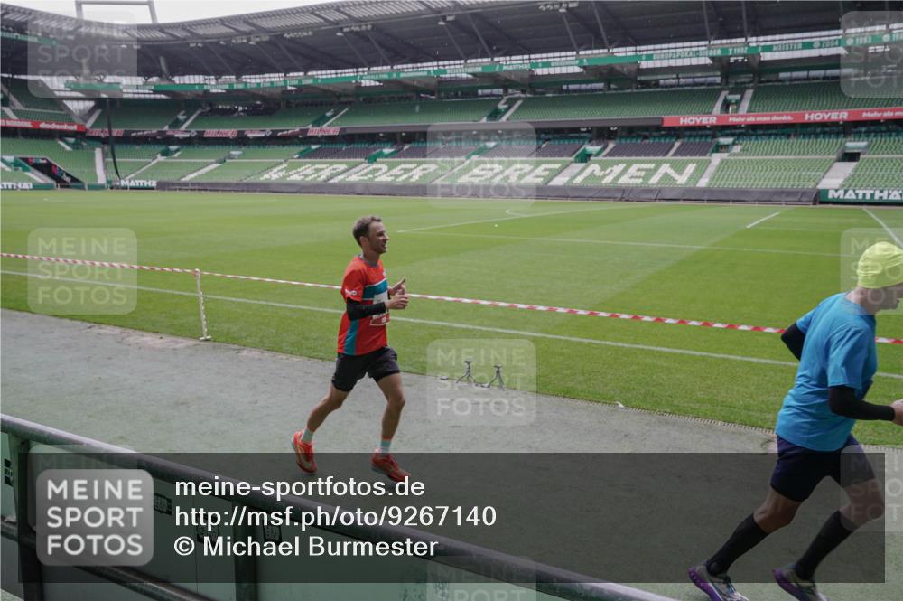 05.10.2025 - 20. swb-Marathon Bremen Michael Burmester http://msf.ph/oto/9267140 05.10.2025 12:30:45 Laufen im Stadion 419, 426, 603, 618, 999, 1293, 1565, 1647, 2056, 2133, 5060 meine-sportfotos.de