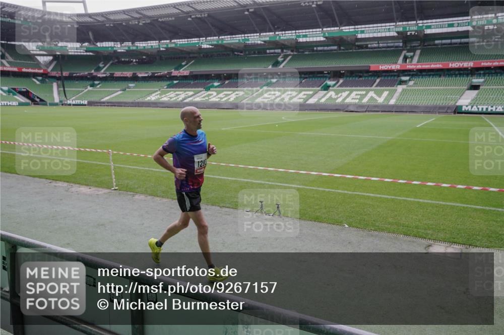 05.10.2025 - 20. swb-Marathon Bremen Michael Burmester http://msf.ph/oto/9267157 05.10.2025 12:30:54 Laufen im Stadion 419, 426, 603, 618, 999, 1293, 1565, 1647, 1814, 2056, 2133, 5060 meine-sportfotos.de