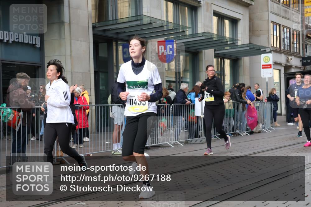 05.10.2025 - 20. swb-Marathon Bremen Strokosch-Dieckow http://msf.ph/oto/9267188 05.10.2025 11:05:55 Ziel 7979, 9205, 9228, 9355, 9387, 9438, 9523, 9712, 9764, 9786, 10081, 10095, 10100, 10101, 10152, 10192, 10243, 10249, 10374, 10404, 10462, 10587, 10597, 10611, 10623, 10640, 10848, 11065, 11092, 11134, 11169, 11195, 11231, 11233, 11296, 11433, 11485, 11525, 7979, 9205, 9228, 9355, 9387, 9438, 9523, 9712, 9764, 9786, 10081, 10095, 10100, 10101, 10152, 10192, 10243, 10249, 10374, 10404, 10462, 10587, 10597, 10611, 10623, 10640, 10848, 11065, 11092, 11134, 11169, 11195 meine-sportfotos.de