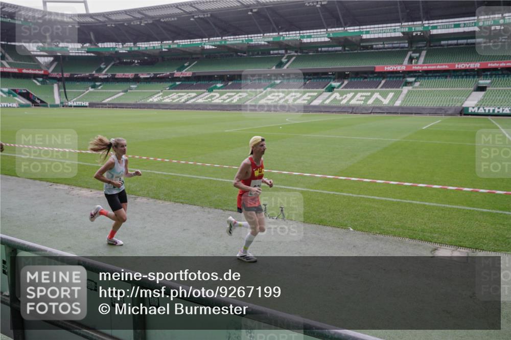 05.10.2025 - 20. swb-Marathon Bremen Michael Burmester http://msf.ph/oto/9267199 05.10.2025 12:31:03 Laufen im Stadion 6, 8, 419, 426, 603, 618, 999, 1293, 1565, 1647, 1814, 2056, 2133, 9110, 5060 meine-sportfotos.de