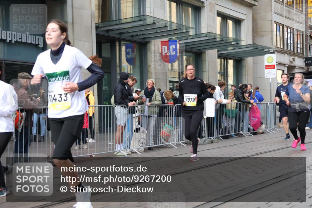 05.10.2025 - 20. swb-Marathon Bremen Strokosch-Dieckow http://msf.ph/oto/9267200 05.10.2025 11:05:55 Ziel 7979, 9205, 9228, 9355, 9387, 9438, 9523, 9712, 9764, 9786, 10081, 10095, 10100, 10101, 10152, 10192, 10243, 10249, 10374, 10404, 10462, 10587, 10597, 10611, 10623, 10640, 10848, 11065, 11092, 11134, 11169, 11195, 11231, 11233, 11296, 11433, 11485, 11525, 7979, 9205, 9228, 9355, 9387, 9438, 9523, 9712, 9764, 9786, 10081, 10095, 10100, 10101, 10152, 10192, 10243, 10249, 10374, 10404, 10462, 10587, 10597, 10611, 10623, 10640, 10848, 11065, 11092, 11134, 11169, 11195 meine-sportfotos.de