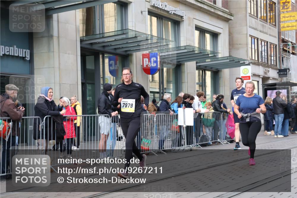 05.10.2025 - 20. swb-Marathon Bremen Strokosch-Dieckow http://msf.ph/oto/9267211 05.10.2025 11:05:56 Ziel 7979, 9205, 9228, 9387, 9438, 9523, 9712, 9764, 9786, 9998, 10081, 10100, 10101, 10152, 10192, 10243, 10249, 10374, 10404, 10462, 10611, 10623, 10640, 10848, 11065, 11092, 11169, 11195, 11231, 11233, 11296, 11433, 11485, 11525, 7979, 9205, 9228, 9387, 9438, 9523, 9712, 9764, 9786, 9998, 10081, 10100, 10101, 10152, 10192, 10243, 10249, 10374, 10404, 10462, 10611, 10623, 10640, 10848, 11065, 11092, 11169, 11195 meine-sportfotos.de