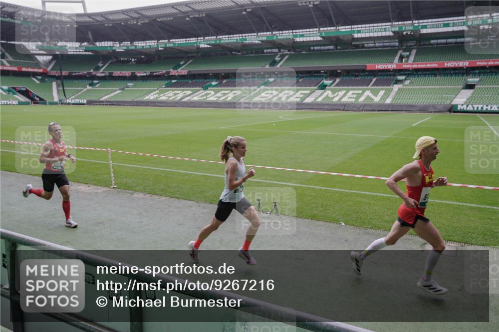 05.10.2025 - 20. swb-Marathon Bremen Michael Burmester http://msf.ph/oto/9267216 05.10.2025 12:31:03 Laufen im Stadion 6, 8, 419, 426, 603, 618, 999, 1293, 1565, 1647, 1814, 2056, 2133, 9110, 5060 meine-sportfotos.de