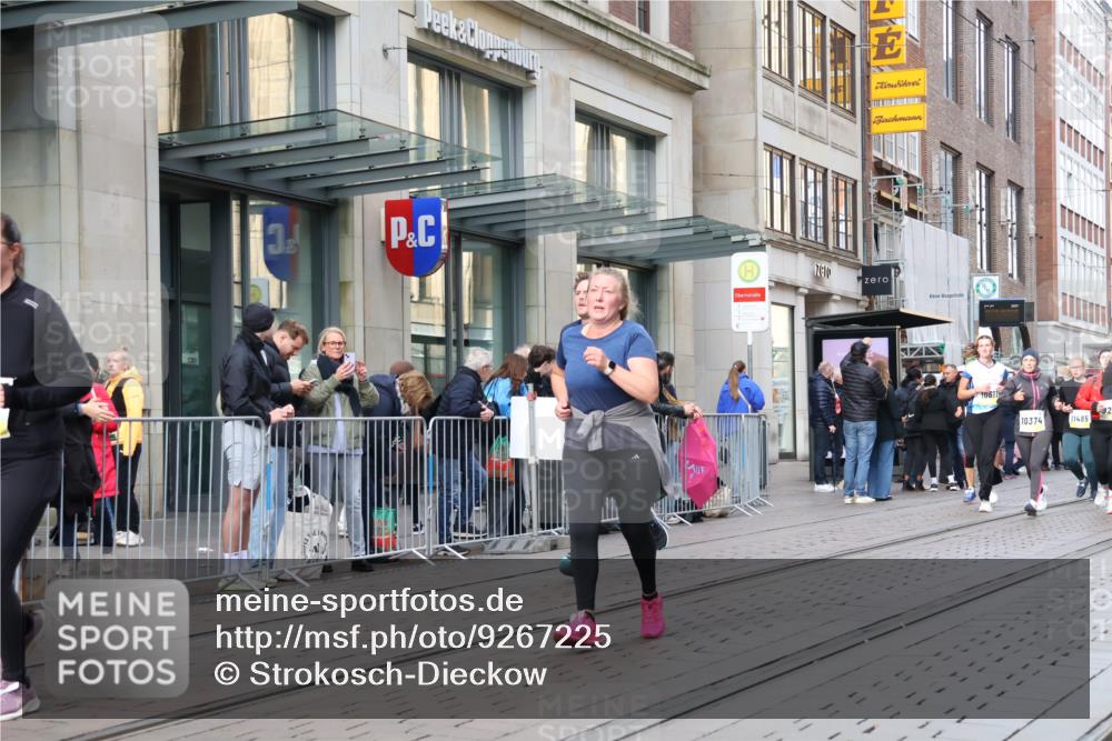 05.10.2025 - 20. swb-Marathon Bremen Strokosch-Dieckow http://msf.ph/oto/9267225 05.10.2025 11:05:57 Ziel 7979, 9205, 9228, 9387, 9438, 9523, 9712, 9764, 9786, 9998, 10100, 10101, 10152, 10192, 10243, 10249, 10374, 10404, 10462, 10611, 10623, 10640, 10848, 10912, 11065, 11092, 11169, 11195, 11231, 11233, 11296, 11365, 11433, 11485, 11525, 7979, 9205, 9228, 9387, 9438, 9523, 9712, 9764, 9786, 9998, 10100, 10101, 10152, 10192, 10243, 10249, 10374, 10404, 10462, 10611, 10623, 10640, 10848, 10912, 11065, 11092, 11169, 11195, 11365 meine-sportfotos.de