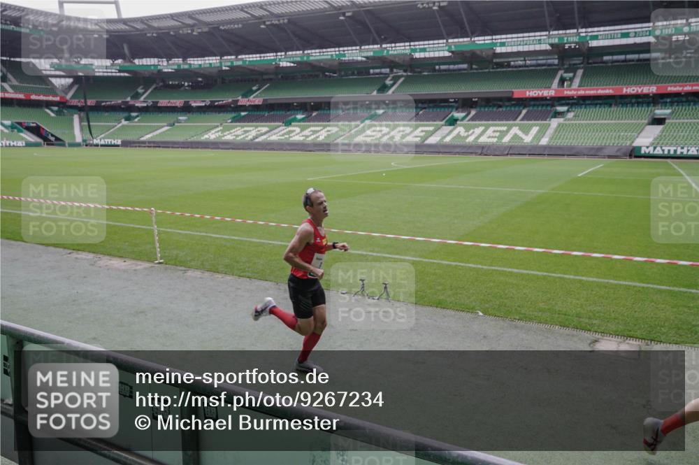 05.10.2025 - 20. swb-Marathon Bremen Michael Burmester http://msf.ph/oto/9267234 05.10.2025 12:31:04 Laufen im Stadion 6, 8, 419, 426, 603, 618, 999, 1293, 1565, 1647, 1814, 2056, 2133, 9110, 5060 meine-sportfotos.de