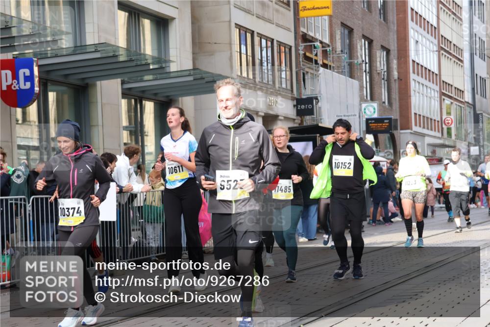 05.10.2025 - 20. swb-Marathon Bremen Strokosch-Dieckow http://msf.ph/oto/9267286 05.10.2025 11:06:01 Ziel 7979, 9205, 9228, 9387, 9438, 9523, 9712, 9764, 9998, 10152, 10192, 10243, 10249, 10374, 10404, 10462, 10611, 10623, 10640, 10699, 10732, 10848, 10912, 11065, 11092, 11143, 11169, 11195, 11231, 11233, 11270, 11296, 11365, 11433, 11485, 7979, 9205, 9228, 9387, 9438, 9523, 9712, 9764, 9998, 10152, 10192, 10243, 10249, 10374, 10404, 10462, 10611, 10623, 10640, 10699, 10732, 10848, 10912, 11065, 11092, 11143, 11169, 11195, 11270, 11365 meine-sportfotos.de