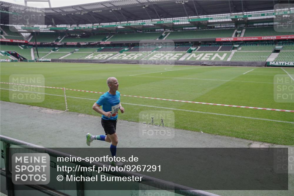 05.10.2025 - 20. swb-Marathon Bremen Michael Burmester http://msf.ph/oto/9267291 05.10.2025 12:31:40 Laufen im Stadion 6, 8, 566, 938, 1293, 1814, 2054, 9110, 419, 426, 603, 999, 1565, 1647, 2056, 2133 meine-sportfotos.de