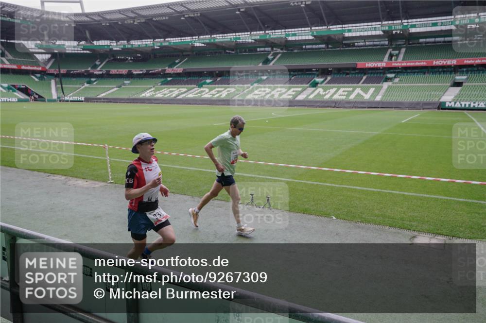 05.10.2025 - 20. swb-Marathon Bremen Michael Burmester http://msf.ph/oto/9267309 05.10.2025 12:31:57 Laufen im Stadion 6, 8, 141, 566, 569, 938, 1093, 1665, 2054, 9110, 1293, 1814, 9110 meine-sportfotos.de