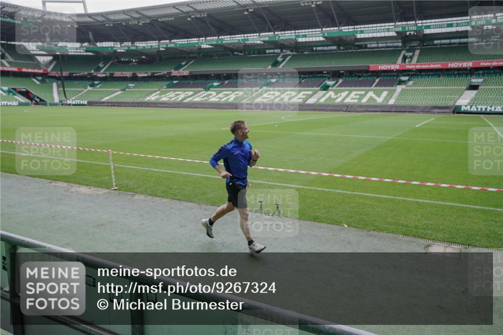 05.10.2025 - 20. swb-Marathon Bremen Michael Burmester http://msf.ph/oto/9267324 05.10.2025 12:32:12 Laufen im Stadion 141, 566, 569, 938, 1093, 1665, 2054, 6, 8, 1814, 9110 meine-sportfotos.de