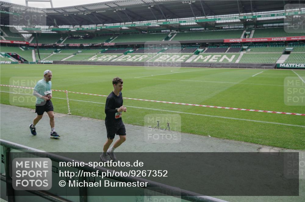 05.10.2025 - 20. swb-Marathon Bremen Michael Burmester http://msf.ph/oto/9267352 05.10.2025 12:32:16 Laufen im Stadion 141, 566, 569, 664, 908, 938, 1093, 1665, 2054, 6, 8, 9110 meine-sportfotos.de
