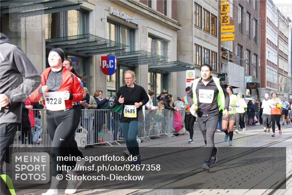 05.10.2025 - 20. swb-Marathon Bremen Strokosch-Dieckow http://msf.ph/oto/9267358 05.10.2025 11:06:03 Ziel 7979, 9205, 9228, 9387, 9523, 9712, 9764, 9998, 10152, 10192, 10243, 10249, 10374, 10404, 10611, 10640, 10699, 10732, 10848, 10912, 11065, 11092, 11143, 11169, 11195, 11233, 11270, 11296, 11324, 11365, 11433, 11485, 11706, 7979, 9205, 9228, 9387, 9523, 9712, 9764, 9998, 10152, 10192, 10243, 10249, 10374, 10404, 10611, 10640, 10699, 10732, 10848, 10912, 11065, 11092, 11143, 11169, 11195, 11270, 11324, 11365 meine-sportfotos.de