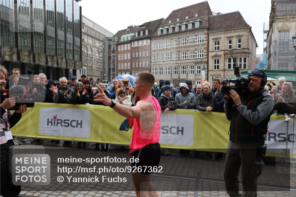 05.10.2025 - 20. swb-Marathon Bremen Yannick Fuchs http://msf.ph/oto/9267362 05.10.2025 12:09:32 Ziel  meine-sportfotos.de