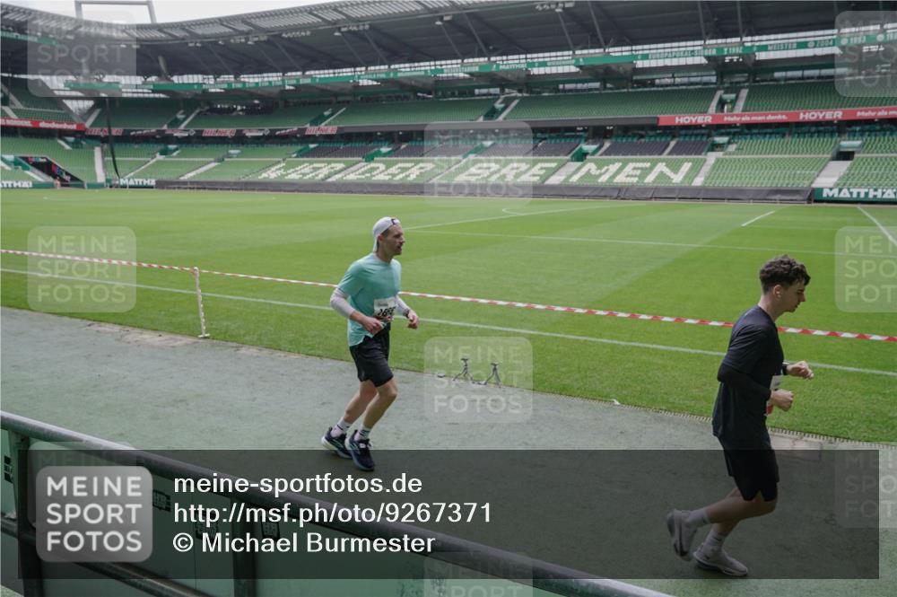 05.10.2025 - 20. swb-Marathon Bremen Michael Burmester http://msf.ph/oto/9267371 05.10.2025 12:32:17 Laufen im Stadion 141, 566, 569, 664, 908, 938, 1093, 1665, 2054, 6, 8, 9110 meine-sportfotos.de