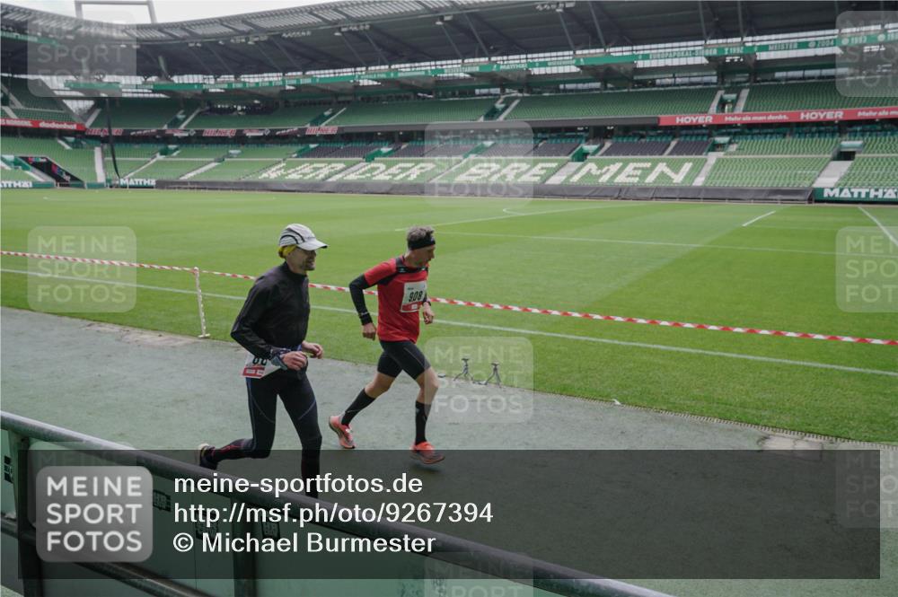 05.10.2025 - 20. swb-Marathon Bremen Michael Burmester http://msf.ph/oto/9267394 05.10.2025 12:32:29 Laufen im Stadion 141, 569, 650, 664, 908, 938, 1093, 1665, 2033, 566, 2054 meine-sportfotos.de