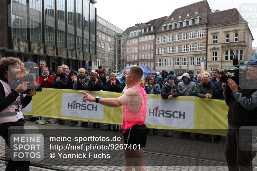 05.10.2025 - 20. swb-Marathon Bremen Yannick Fuchs http://msf.ph/oto/9267401 05.10.2025 12:09:32 Ziel  meine-sportfotos.de