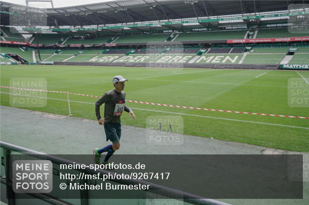 05.10.2025 - 20. swb-Marathon Bremen Michael Burmester http://msf.ph/oto/9267417 05.10.2025 12:32:35 Laufen im Stadion 141, 569, 650, 664, 746, 908, 938, 1093, 1665, 2033, 2682, 566, 2054 meine-sportfotos.de