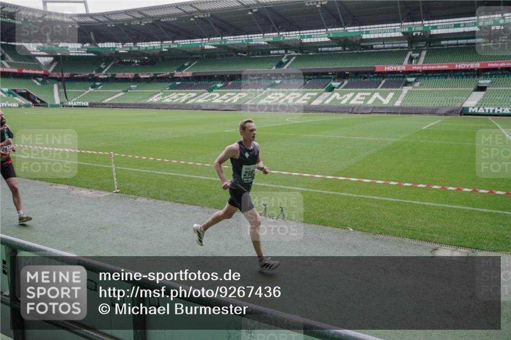 05.10.2025 - 20. swb-Marathon Bremen Michael Burmester http://msf.ph/oto/9267436 05.10.2025 12:32:37 Laufen im Stadion 141, 569, 650, 664, 746, 908, 938, 1093, 1494, 1665, 2033, 2682, 566, 2054 meine-sportfotos.de