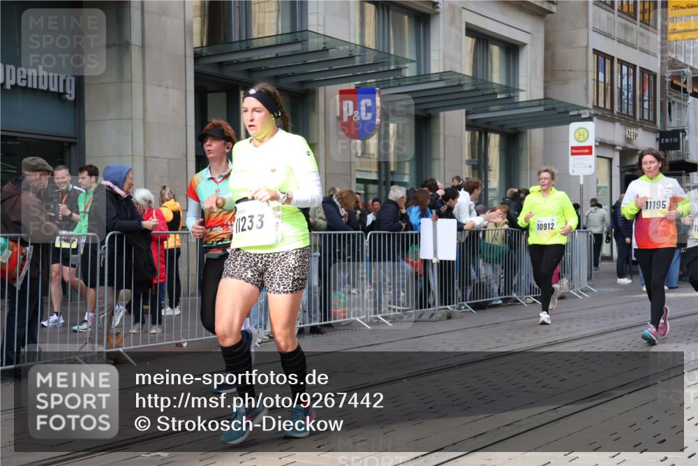 05.10.2025 - 20. swb-Marathon Bremen Strokosch-Dieckow http://msf.ph/oto/9267442 05.10.2025 11:06:06 Ziel 7979, 9178, 9205, 9228, 9357, 9387, 9523, 9619, 9712, 9764, 9998, 10152, 10243, 10374, 10404, 10611, 10640, 10699, 10732, 10912, 11027, 11065, 11092, 11143, 11169, 11195, 11233, 11270, 11324, 11365, 11433, 11485, 11706, 7979, 9178, 9205, 9228, 9357, 9387, 9523, 9619, 9712, 9764, 9998, 10152, 10243, 10374, 10404, 10611, 10640, 10699, 10732, 10912, 11027, 11065, 11092, 11143, 11169, 11195, 11270, 11324, 11365 meine-sportfotos.de