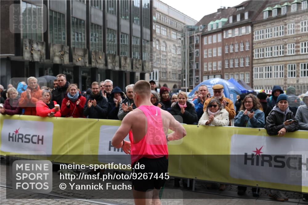 05.10.2025 - 20. swb-Marathon Bremen Yannick Fuchs http://msf.ph/oto/9267445 05.10.2025 12:09:33 Ziel  meine-sportfotos.de